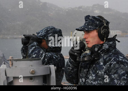 Lo Specialista culinario e Mineman si alzano in avanti per osservare a bordo della nave di contromisure minerarie USS Patriot mentre parte per la pattuglia del Comandante delle attività della flotta Sasebo. La Patriot è una delle quattro navi di contromisure contro le mine schierate in avanti a Sasebo, in Giappone. Foto Stock