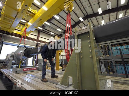 120130-N-PO203-051 DAHLGREN, Va. (Jan 30, 2012) Tony Deschenes, un ingegnere con BAE Systems, rende i controlli finali prima della manovra della 32-MJ versione di Office of Naval Research-finanziati Railgun elettromagnetico (emergenza) prototipo in sede di valutazione del governo. L'emergenza è un long-range arma che lancia proiettili che utilizzano energia elettrica invece di propellenti chimici ed è in corso di sviluppo da parte del Dipartimento della Marina militare per l'impiego a bordo di navi. (U.S. Navy foto da John F. Williams/RILASCIATO) Navy US 120130-N-PO203-051 un governo lavoratore rende i controlli finali prima della manovra della 32-MJ Foto Stock