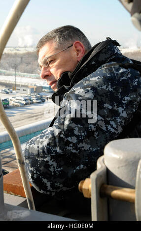 Il cap. Daniel Grieco, comandante della U.S. 7 ammiraglia della flotta USS Blue Ridge (LCC 19) orologi dal ponte porta ala come la nave attracca al molo di Tomakomai, Giappone. Blue Ridge è in Tomakomai per un avviamento port visita che coincide con la vicina annuale di Sapporo neve e ghiaccio Festival. (U.S. Foto di Marina di Massa lo specialista di comunicazione di terza classe Mel Orr) USS Blue Ridge arriva a Tomakomai 120203-N-XG305-404 Foto Stock