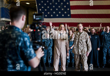 120213-N-DX615-013 Mar Arabico (feb. 13, 2012) Capt. Jim Landers, comandante della Amphibious Assault nave USS Makin Island (LHD 8), e Col. Michael Hudson, comandante della xi Marine Expeditionary Unit (XI MEU), condurre una folla di marinai e Marines durante la registrazione di un video motivazionale messaggio per dimostrare il supporto per la Florida State University studenti partecipano alla maratona di danza. Maratona di danza è una raccolta di fondi per i bambini il miracolo e rete Shands ospedale per bambini a Gainesville, Florida Makin Island e avviato Marines assegnato alla XI MEU sono deploye Foto Stock