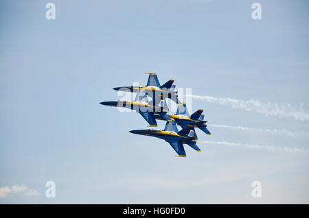 120616-N-CG900-032 Baltimore, Md. (16 giugno 2012) Blue Angels 1, 2, 3 e 4 - quattro dei sette F/A-18 Hornet U.S. Navy Blue Angels dimostrazione di volo degli aeromobili del Team volare in formazione oltre il porto di Baltimora nel famoso Diamante Formazione durante una performance davanti a una folla di 75.000 persone che hanno guardato il film durante la città Star Lamas Sailabration, per la commemorazione del Bicentenario della guerra del 1812 e la scrittura dell'inno nazionale, la stella Lamas Banner. Navi militari provenienti dagli Stati Uniti e altre nazioni marittime sono per la commemorazione del bicentenario. L'F/A-18 Hornet aeromobili e Foto Stock