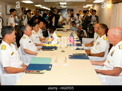 Da sinistra: giapponese marittima Forza di Autodifesa (JMSDF) Vice Adm. La Matsushita Yasushi, comandante della flotta JMSDF escort vigore; JMSDF Adm. Masahiko Sugimoto, capo del personale marittimo, Forza di Autodifesa; JMSDF Adm posteriore. Tokuhiro Ikeda, direttore generale delle operazioni e dipartimento di pianificazione; JMSDF Adm posteriore. Umio Otsuka, di chiusura a tenuta generale del comando, controllo, comunicazioni e computer Dipartimento; posteriore Adm. Dan Cloyd, Commander, U.S. Forze Navali Giappone; Adm. Cecil D. Haney, comandante dell'U.S. Flotta del Pacifico; e Vice Adm. Scott Swift, commander, U.S. 7 flotta, impegnarsi in bi-laterale, militar Foto Stock