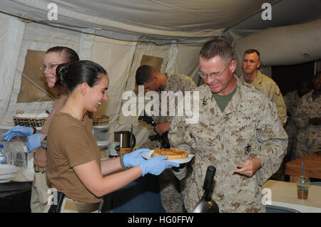 Tecnico elettronico 1a classe Heather I. Stewart, da Port St. Lucie, Fla., assegnato alla Naval Mobile Battaglione di costruzione 11, serve cialde nel regno dell'organizzazione dei servizi tenda su Camp Leatherneck come un volontariato che beneficiano le truppe dispiegate sul campo. In Homeported Gulfport, Miss., NMCB-11 è distribuito in Afghanistan alla condotta generale, mobilità, resilienza operazioni di ingegneria, operazioni difensive, esercito nazionale afghano partnership e di distacco di unità combinata/area per operazioni congiunte - Afghanistan al fine di consentire la neutralizzazione della insurrezione e sostegno Foto Stock