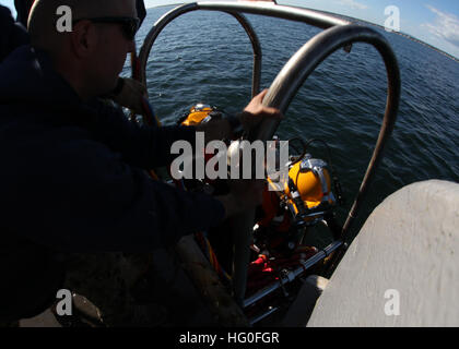 I subacquei, assegnato a Mobile Diving e unità di soccorso (MDSU) 2, e il giunto POW/mia contabilità (Comando JPAC), prepararsi a condurre un recupero di immergersi nel golfo di San Lorenzo. Una 50-persona del team di recupero dal JPAC, MDSU 2, e civili di marinai da la USNS benna mordente (T-ARS 53), stanno conducendo scavi subacquei alla ricerca di cinque americani che sono stati persi quando la loro costruttiva PBY-5un aereo si è schiantato nel novembre 1942. JPAC conduce la ricerca globale, recupero e le operazioni di laboratorio per identificare dispersi-per gli americani da conflitti del passato al fine di supportare il dipartimento della difesa personale per login Foto Stock