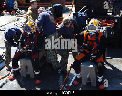 I subacquei, assegnato a Mobile Diving e unità di soccorso 2, e il giunto POW/mia contabilità il comando, verificare che i controlli di superficie prima di eseguire un ripristino di immergersi nel golfo di San Lorenzo. Una 50-persona del team di recupero dal JPAC, MDSU 2, e civili di marinai da la USNS benna mordente (T-ARS 53), stanno conducendo scavi subacquei alla ricerca di cinque americani che sono stati persi quando la loro costruttiva PBY-5un aereo si è schiantato nel novembre 1942. JPAC conduce la ricerca globale, recupero e le operazioni di laboratorio per identificare dispersi-per gli americani da conflitti del passato al fine di supportare il dipartimento della difesa personale Foto Stock