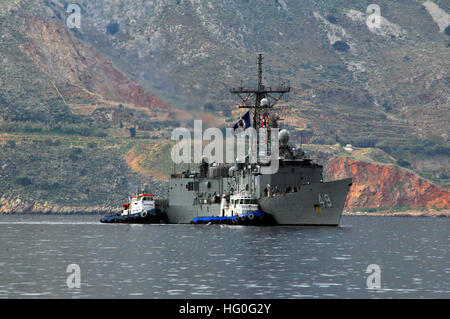 SOUDA BAY, Grecia (nov. 13, 2012) il pericolo di Oliver Perry-class guidato-missile fregata USS Robert G. Bradley (FFG 49) arriva ad una porta programmata visita. Robert G. Bradley è homeported a Mayport Fla., e viene distribuito conducendo le operazioni di sicurezza marittima e di teatro la cooperazione in materia di sicurezza gli sforzi negli Stati Uniti Sesta flotta area di responsabilità. Gli Stati Uniti La marina è costantemente implementato per preservare la pace, proteggere il commercio e scoraggiare le aggressioni attraverso la presenza di avanzamento. Partecipa alla conversazione sui social media utilizzando #combattimento. (U.S. Navy foto di Paul Farley/RILASCIATO) 121113-N-MO201-002 Unisciti alla conv Foto Stock