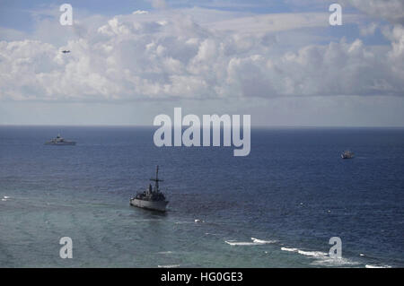 Mare di Sulu, Filippine (GEN. 22, 2013) La miniera contromisure nave USS Custode (MCM 5) siede arenarsi su di Tubbataha Reef mentre l'indagine oceanografica nave USNS Bowditch (T-AGS 62) e la Philippine Coast Guard aiuto di navigazione offerta, BRP Corregidor (AE-891) cooperano in sforzi di soccorso minimizzando al contempo gli effetti ambientali fino alla barriera corallina. (U.S. Navy foto di Naval Aircrewman (Tactical elicottero) terza classe Geoffrey Trundell/RILASCIATO) 130122-N-ZZ999-001 Unisciti alla conversazione http://www.facebook.com/USNavy http://www.twitter.com/USNavy http://navylive.dodlive.mil USS custode si siede sul T Foto Stock