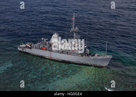 130122-N-ZZ999-061 mare di Sulu, Filippine (GEN. 22, 2013) USS Custode (MCM 5) siede arenarsi su di Tubbataha Reef. Le operazioni per ripristinare in modo sicuro la nave minimizzando al contempo gli effetti ambientali sono condotte in stretta collaborazione con allied Filippine Guardia Costiera e marina. (U.S. Navy foto di Aircrewman elicotteri tattici di terza classe Geoffrey TrudellReleased) USS custode arenarsi nel gennaio 2013 Foto Stock