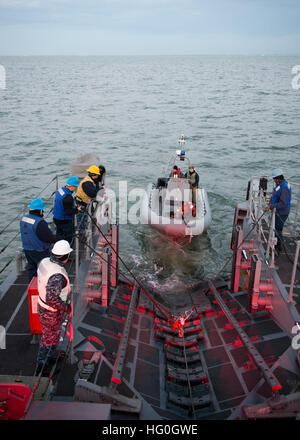 NORFOLK (feb. 28, 2013) i marinai a bordo del ciclone-class pattugliamento costiero nave USS monsone (PC 4) Lanciare una rigida-scafo gommone durante una fase avanzata di esercizio (APTEX). APTEX è una 4 giorni di esercizio progettata per stress e valutare la U.S. Navy patrol coastal crew in un sistema integrato e livello avanzato ambiente . (U.S. Foto di Marina di Massa lo specialista di comunicazione 2a classe Jonathan Sunderman/RILASCIATO) 130228-N-XO436-006 Unisciti alla conversazione http://www.facebook.com/USNavy http://www.twitter.com/USNavy http://navylive.dodlive.mil USS monsone lancia una rigida-scafo gommone. Foto Stock