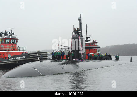 GROTON, Connecticut. (19 marzo 2013) Il Los Angeles-class attack submarine USS Providence (SSN 719) rende la sua strada verso il fiume Tamigi a Naval base sottomarina di New London a seguito di una di sette mesi di distribuzione. (U.S. Navy foto da John Narewski/RILASCIATO) 130319-N-UM744-004 Unisciti alla conversazione http://www.facebook.com/USNavy http://www.twitter.com/USNavy http://navylive.dodlive.mil USS Providence ritorna dalla distribuzione. (8577551000) Foto Stock