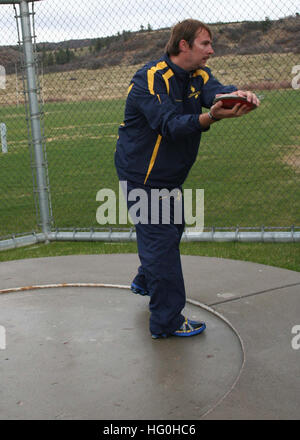 Ritirato Hospital Corpsman 2a classe Sonny Lemerande di ventinove palme, Calif. practice gettando il discus in preparazione per il 2013 guerriero ferito giochi. Il guerriero include giochi concorsi nel tiro con l'arco, ciclismo, seduto pallavolo, tiro, nuoto, via Campo e basket in carrozzella. L'obiettivo del guerriero Giochi non è necessariamente per identificare i più esperti atleti, ma piuttosto di dimostrare l'incredibile potenziale di combattenti feriti attraverso gli sport competitivi. Più di 200 feriti, malato o ferito i membri del servizio da parte degli Stati Uniti e nel Regno unito le forze armate sono pianificate per Foto Stock