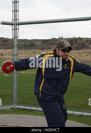 Ritirato Hospital Corpsman 2a classe Zachary Crites di Bealeton, Va. practice gettando il discus in preparazione per il 2013 guerriero ferito giochi. Il guerriero include giochi concorsi nel tiro con l'arco, ciclismo, seduto pallavolo, tiro, nuoto, via Campo e basket in carrozzella. L'obiettivo del guerriero Giochi non è necessariamente per identificare i più esperti atleti, ma piuttosto di dimostrare l'incredibile potenziale di combattenti feriti attraverso gli sport competitivi. Più di 200 feriti, malato o ferito i membri del servizio da parte degli Stati Uniti e nel Regno unito le forze armate sono pianificati per competere in t Foto Stock