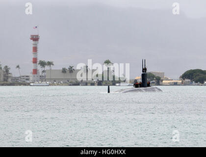 130729-N-DB801-160 PEARL HARBOR, Hawaii (29 luglio 2013) Il Los Angeles-classe attacco rapido sommergibile USS Santa Fe (SSN 763) si diparte Base comune Harbor-Hickam perla per una distribuzione per il Pacifico occidentale. (U.S Navy foto di comunicazione di massa specialista in seconda classe Steven Khor/RILASCIATO) USS Santa Fe deployment 130729-N-DB801-160 Foto Stock