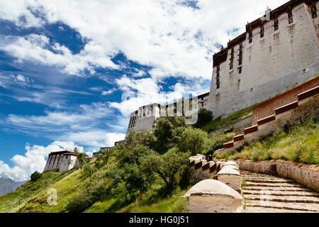 Lhasa, in Tibet, in Cina - La vista del retro del palazzo del Potala nelle ore diurne. Foto Stock