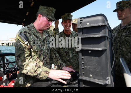 Comandante, la Task Force 56 dimostra le capacità di SeaBotix Remote Operated Vehicle (ROV). Il CTF 56 supervisiona le forze di combattimento di spedizione, tra cui lo smaltimento di ordnance esplosive, il Mobile Dive and Salvage, la Naval Coastal Warfare, i Seabees, il supporto logistico di spedizione e le forze fluviali, mettere in evidenza la prontezza operativa e l'applicazione tecnologica. Foto Stock