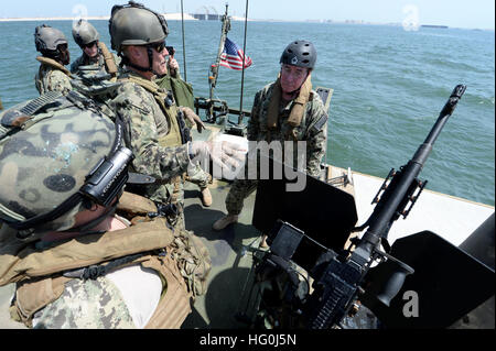 Il tenente discute le capacità della Riverine Command Boat al comandante dello U.S. Naval Forces Central Command e della U.S. 5th Fleet durante un'esibizione da parte del comandante, Task Force 56, che sovrintende alle forze di combattimento di spedizione, tra cui lo smaltimento di ordigni esplosivi, le immersioni mobili e il salvataggio, la guerra costiera navale, i marinai, la logistica di spedizione e le forze fluviali costiere. Foto Stock