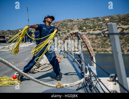 130904-N-XZ912-008 SOUDA BAY, Grecia (sett. 4, 2013) Boatswain compagno del 3° di classe Kala Martino lancia una linea come la visita-missile destroyer USS Barry (DDG 52) tira in porta. Barry è sostenere le operazioni di sicurezza marittima e di teatro la cooperazione in materia di sicurezza gli sforzi negli Stati Uniti Sesta flotta area di responsabilità. (U.S. Foto di Marina di Massa lo specialista di comunicazione 1a classe Christopher B. Stoltz/RILASCIATO USS Barry operazioni 130904-N-XZ912-008 Foto Stock