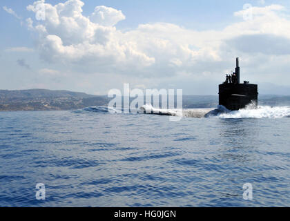 130928-N-MO201-252 SOUDA BAY, Grecia (sett. 28, 2013) Il Los Angeles-classe fast-attacco sommergibile USS Helena (SSN 725) si diparte Souda Bay a seguito di una programmata visita porta. Helena, homeported in Norfolk, Virginia è su una distribuzione programmata sostenere le operazioni di sicurezza marittima e di teatro la cooperazione in materia di sicurezza gli sforzi nella sesta flotta area di responsbility. (U.S. Navy foto di Paul Farley/RILASCIATO) USS Helena si diparte la Grecia. (10043177593) Foto Stock