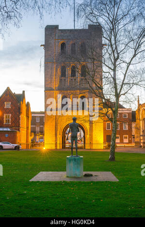 Bury St Edmunds, vista posteriore della statua di St Edmund da Elisabeth Frink nella cattedrale vicino (grande sagrato) Bury St Edmunds, Suffolk, Regno Unito. Foto Stock