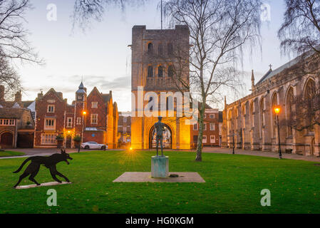 Bury St Edmunds, vista posteriore del St Edmund statua (da Elisabeth Frink) e ferro wolf scultura nella cattedrale vicino Bury St Edmunds, Suffolk, Regno Unito. Foto Stock