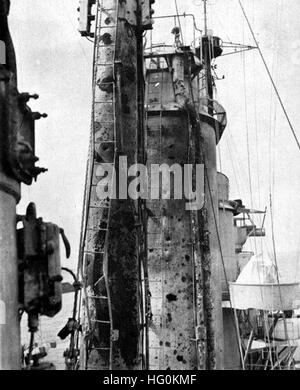 USS Columbia (CL-56) kamikaze danni 1945 Foto Stock