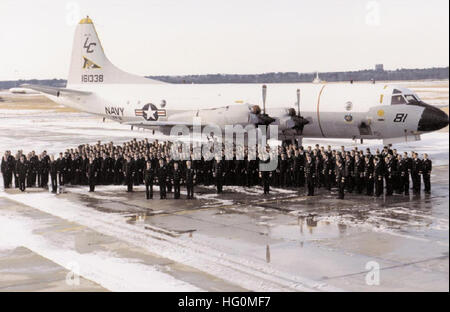 L'equipaggio dello squadrone VP-8 è raffigurato con un aereo di pattuglia marittima P-3C Orion presso la Naval Air Station di Brunswick intorno al 1994. Foto Stock