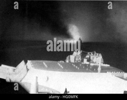 Vista in avanti dalla USS Columbia (CL-56) durante la Battaglia di imperatrice Augusta Bay 1943 Foto Stock