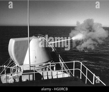 USS Hull (DD-945) test Mk71 di 8 pollici di gun Foto Stock