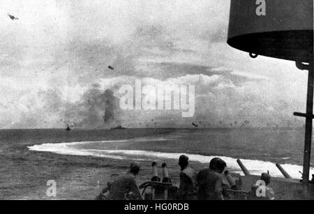 USS Columbia (CL-56) sotto attacco aereo 1944 Foto Stock