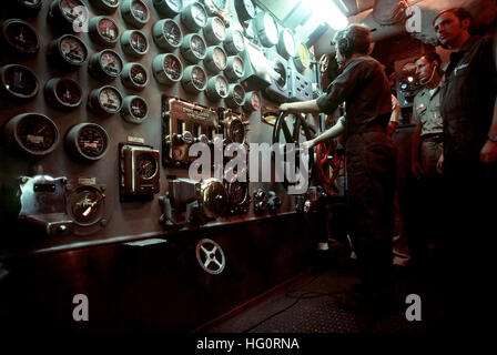 Vista interna della stazione di controllo principale della sala macchine a bordo della corazzata USS New Jersey (BB‑62), che mostra le ruote dell'acceleratore, gli indicatori e i pannelli di controllo utilizzati per gestire il sistema di propulsione della nave. L'immagine illustra la complessità degli spazi ingegneristici su una nave da guerra del XX secolo. Foto Stock