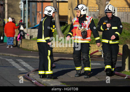 Magazzino incendio in Tottenham, a nord di Londra, Regno Unito. Il 2 gennaio 2017. Tottenham fire - 70 vigili del fuoco lungo con 10 motori affrontare un incendio in un'unità industriale su Bernard Road, Sette sorelle, Tottenham nel nord di Londra. Gli equipaggi dal Tottenham, Edmonton, Walthamstow, Stoke Newington, Holloway, Hornsey e Leyton stazioni antincendio presso la scena nel nord di Londra. © Dinendra Haria/Alamy Live News Foto Stock