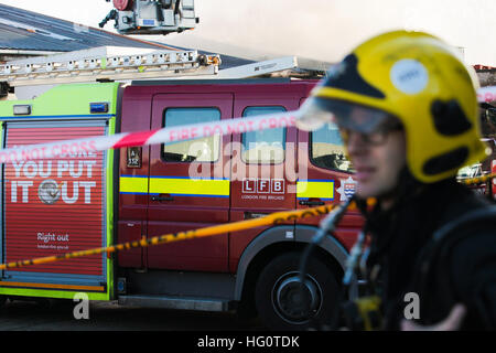 Magazzino incendio in Tottenham, a nord di Londra, Regno Unito. Il 2 gennaio 2017. Tottenham fire - 70 vigili del fuoco lungo con 10 motori affrontare un incendio in un'unità industriale su Bernard Road, Sette sorelle, Tottenham nel nord di Londra. Gli equipaggi dal Tottenham, Edmonton, Walthamstow, Stoke Newington, Holloway, Hornsey e Leyton stazioni antincendio presso la scena nel nord di Londra. © Dinendra Haria/Alamy Live News Foto Stock