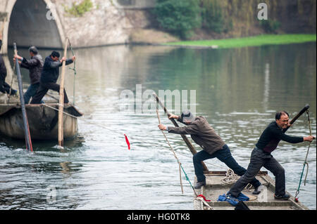 Shaoxing, cinese della Provincia di Zhejiang. Il 2 gennaio, 2017. Battellieri cittadini di partecipare in una imbarcazione rimorchiatore di guerra in Anchang città di Shaoxing City, est della Cina di Provincia dello Zhejiang, Gen 2, 2017. © Zhang Hui/Xinhua/Alamy Live News Foto Stock