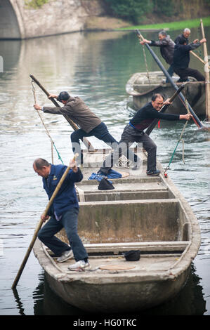 Shaoxing, cinese della Provincia di Zhejiang. Il 2 gennaio, 2017. Battellieri cittadini di partecipare in una imbarcazione rimorchiatore di guerra in Anchang città di Shaoxing City, est della Cina di Provincia dello Zhejiang, Gen 2, 2017. © Zhang Hui/Xinhua/Alamy Live News Foto Stock