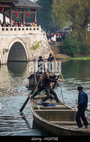 Shaoxing, cinese della Provincia di Zhejiang. Il 2 gennaio, 2017. Battellieri cittadini di partecipare in una imbarcazione rimorchiatore di guerra in Anchang città di Shaoxing City, est della Cina di Provincia dello Zhejiang, Gen 2, 2017. © Zhang Hui/Xinhua/Alamy Live News Foto Stock