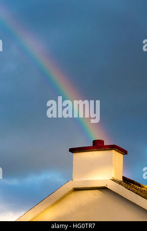 Ardara, County Donegal, Irlanda meteo. Il 2 gennaio 2017. Un arcobaleno compare dopo docce in un freddo giorno di croccante oltre al villaggio in Irlanda il "Wild Atlantic modo". Credito: Richard Wayman/Alamy Live News Foto Stock
