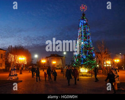 Borispil, Ucraina. Il 2 gennaio, 2016. Albero di Natale sulla piazza principale, 2 gennaio 2017, Borispil, Ucraina. Gli ucraini festeggiano il Natale due volte: la Chiesa cattolica e la Chiesa ortodossa di rito. Vacanze di Natale tratto dal 25 Dicembre al 7 gennaio. Natale ortodosso si festeggia la notte del 6 su 7 Gennaio. © Igor Golovnov/Alamy Live News Foto Stock