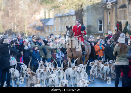 Chipping Campden, Gloucestershire, Regno Unito. 2 gennaio 2017. La caccia alla volpe il giorno di Capodanno è accolta da una folla di tifosi della caccia alla volpe nella strada principale di Chipping Camden, Cotswolds, Inghilterra. Cavalli e volpi nel centro della città notizie dal vivo Martin berry@alamy. Foto Stock