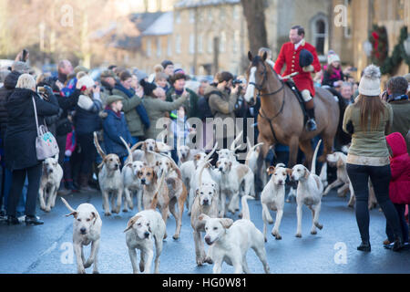 Chipping Campden, Gloucestershire, Regno Unito. 2 gennaio 2017. La caccia alla volpe il giorno di Capodanno è accolta da una folla di tifosi della caccia alla volpe nella strada principale di Chipping Camden, Cotswolds, Inghilterra. Cavalli e volpi nel centro della città notizie dal vivo Martin berry@alamy. Foto Stock