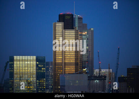 Londra, Regno Unito. Il 2 gennaio, 2017. Tramonto su Londra dalla Tate Modern. © Matthew Chattle/Alamy Live News Foto Stock