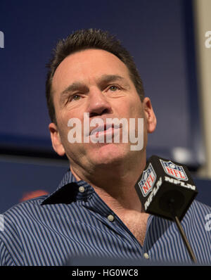 Denver, Colorado, Stati Uniti d'America. Il 2 gennaio, 2017. Denver Broncos Head Coach GARY KUBIAK risolve il Denver Media per annunciare che è giù a passo come Head Coach di Denver Broncos oggi alla valle di colomba. © Hector Acevedo/ZUMA filo/Alamy Live News Foto Stock