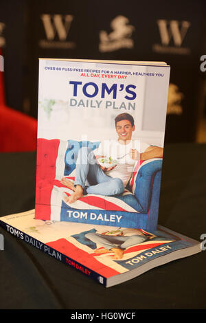 Bluewater, Kent, Regno Unito. Il 2 gennaio 2017. Tom Daley segni copie del suo nuovo libro di ricette, "Tom's piano giornaliero' a Waterstones in Bluewater, Kent, Regno Unito. Credito: SANDRA ROWSE/Alamy Live News Foto Stock