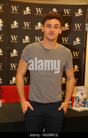 Bluewater, Kent, Regno Unito. Il 2 gennaio 2017. Tom Daley segni copie del suo nuovo libro di ricette, "Tom's piano giornaliero' a Waterstones in Bluewater, Kent, Regno Unito. Credito: SANDRA ROWSE/Alamy Live News Foto Stock