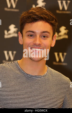 Bluewater, Kent, Regno Unito. Il 2 gennaio 2017. Tom Daley segni copie del suo nuovo libro di ricette, "Tom's piano giornaliero' a Waterstones in Bluewater, Kent, Regno Unito. Credito: SANDRA ROWSE/Alamy Live News Foto Stock