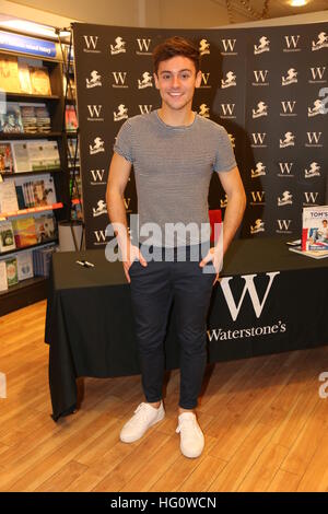 Bluewater, Kent, Regno Unito. Il 2 gennaio 2017. Tom Daley segni copie del suo nuovo libro di ricette, "Tom's piano giornaliero' a Waterstones in Bluewater, Kent, Regno Unito. Credito: SANDRA ROWSE/Alamy Live News Foto Stock