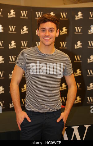 Bluewater, Kent, Regno Unito. Il 2 gennaio 2017. Tom Daley segni copie del suo nuovo libro di ricette, "Tom's piano giornaliero' a Waterstones in Bluewater, Kent, Regno Unito. Credito: SANDRA ROWSE/Alamy Live News Foto Stock