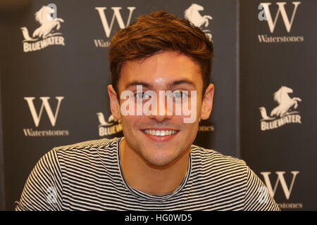 Bluewater, Kent, Regno Unito. Il 2 gennaio 2017. Tom Daley segni copie del suo nuovo libro di ricette, "Tom's piano giornaliero' a Waterstones in Bluewater, Kent, Regno Unito. Credito: SANDRA ROWSE/Alamy Live News Foto Stock