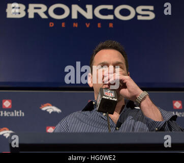 Denver, Colorado, Stati Uniti d'America. Il 2 gennaio, 2017. Denver Broncos Head Coach GARY KUBIAK risolve il Denver Media per annunciare che è giù a passo come Head Coach di Denver Broncos oggi alla valle di colomba. © Hector Acevedo/ZUMA filo/Alamy Live News Foto Stock