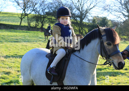 Chorley, Regno Unito. Il 2 gennaio, 2017. Una ragazzina di equitazione su pony di lei con la caccia, Chorley, 2 gennaio, 2017 © Barbara Cook/Alamy Live News Foto Stock