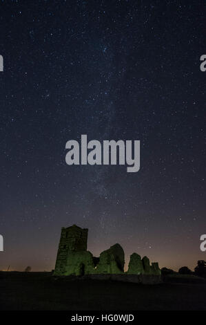 Knowlton, Dorset, Regno Unito. Il 2 gennaio 2017. Regno Unito Meteo. Vista della Via Lattea sopra Knowlton chiesa vicino a Wimborne nel Dorset in un freddo cancella gli inverni di notte. Knowlton la Chiesa è di origine normanna ed è stato costruito nel XII secolo ed è situato al centro di un rituale del Neolitico henge terrapieno. Foto di Graham Hunt/Alamy Live News Foto Stock